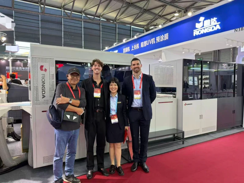 Rongda team holds business negotiation with foreign buyers at All in Print China booth